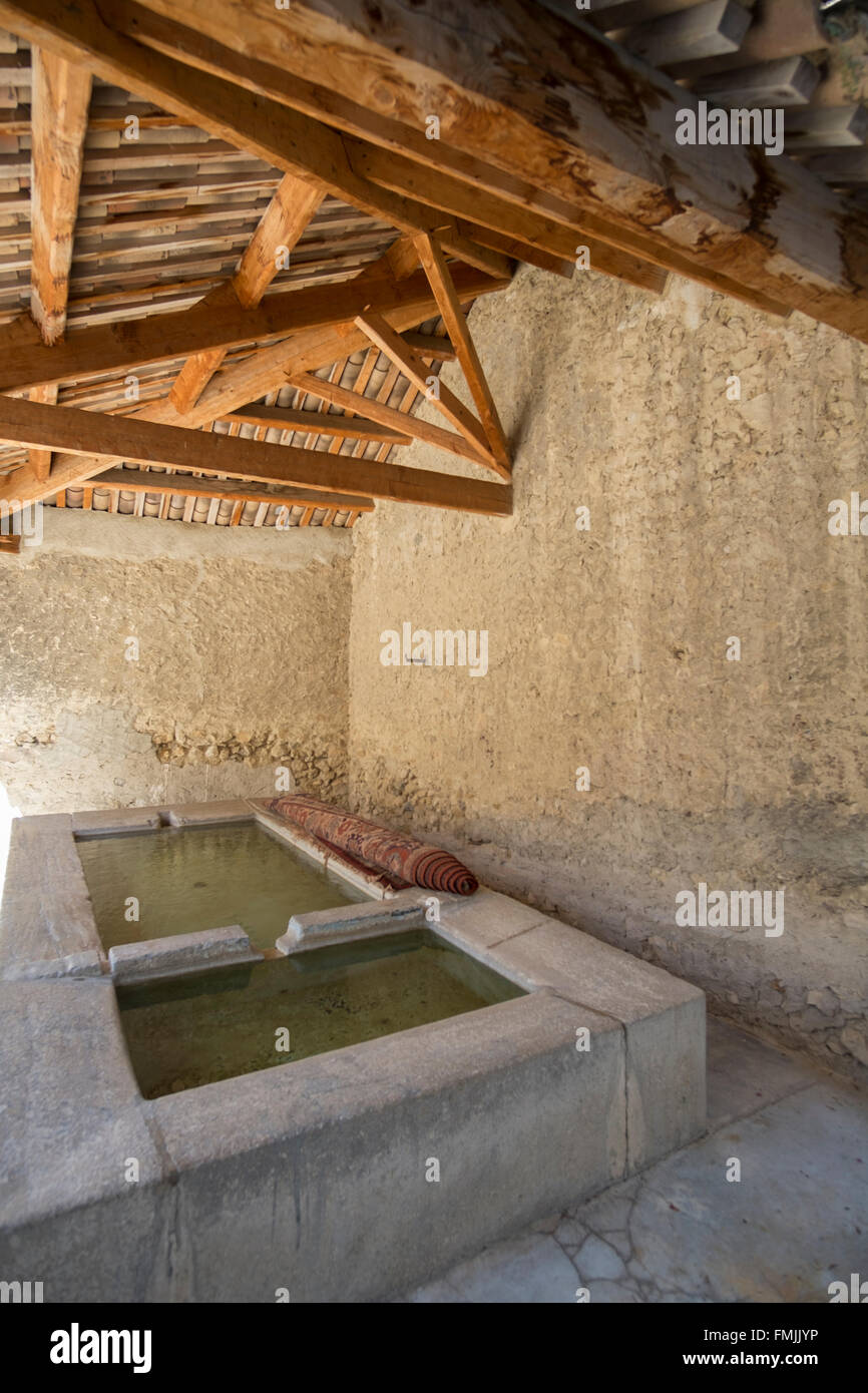 Tradizionale aria aperta sala lavanderia con acqua corrente in pietra abbeveratoi a Gigondas villaggio in Francia. Foto Stock