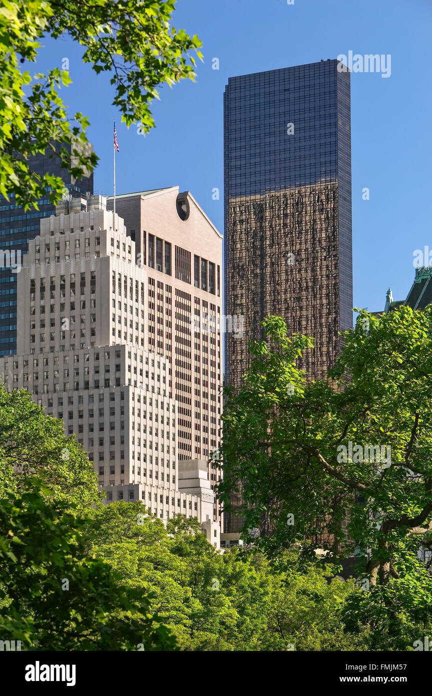 Il Trump Tower e il Sony Building, pomeriggio estivo vista da Central Park. Midtown Manhattan, New York City Foto Stock