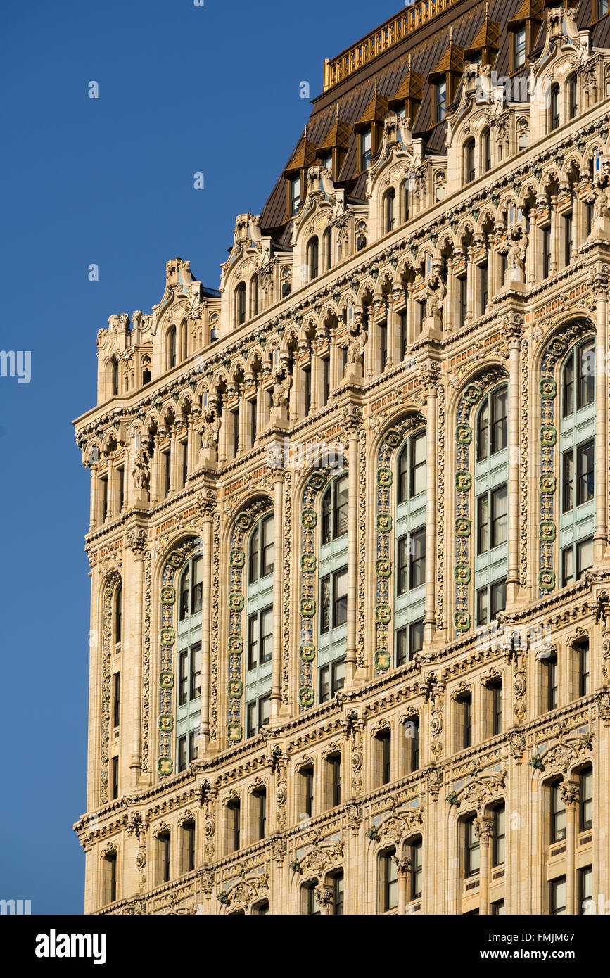 Dettagli architettonici del 90 West Street facciata di edificio con intricati ornamenti in terracotta. La parte inferiore di Manhattan, New York City Foto Stock