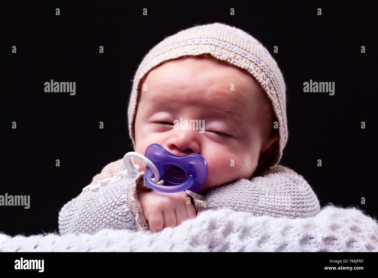 Ritratto di un neonato che dorme con un succhietto Foto Stock