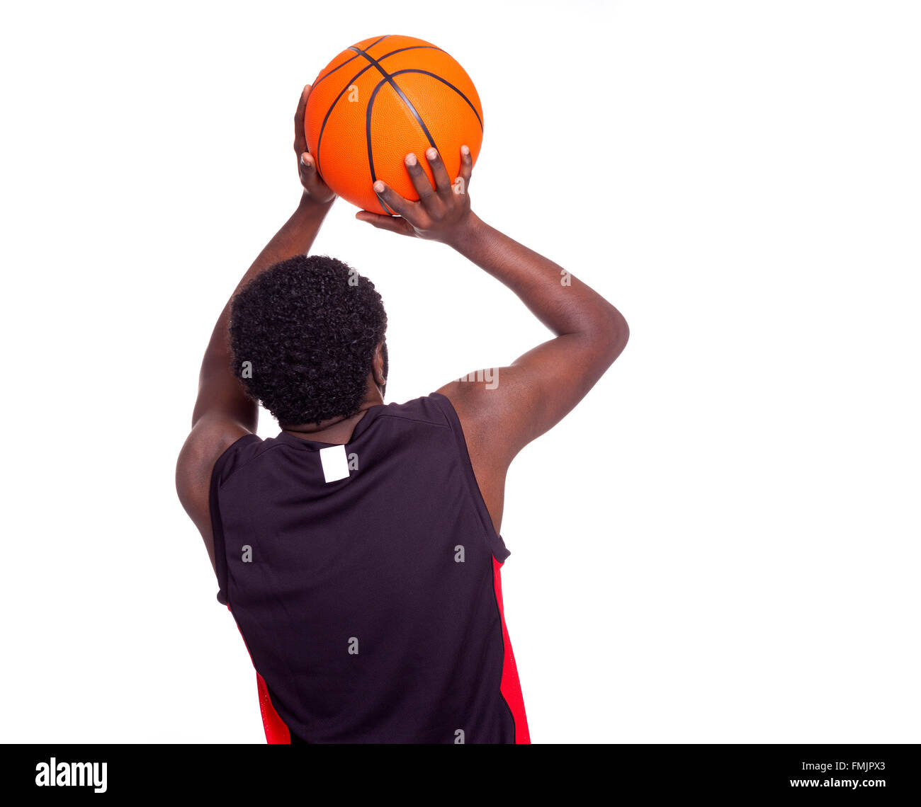 Vista posteriore di un giocatore di pallacanestro, isolato su sfondo bianco Foto Stock