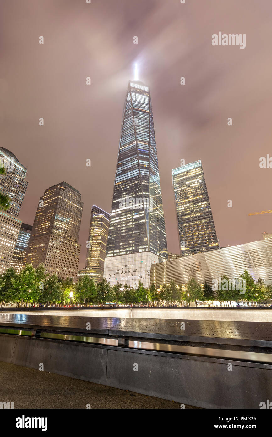 New York, Stati Uniti d'America - 13 Settembre 2015: immagine notturna del National September 11 Memorial piscina e libertà Torre. Foto Stock