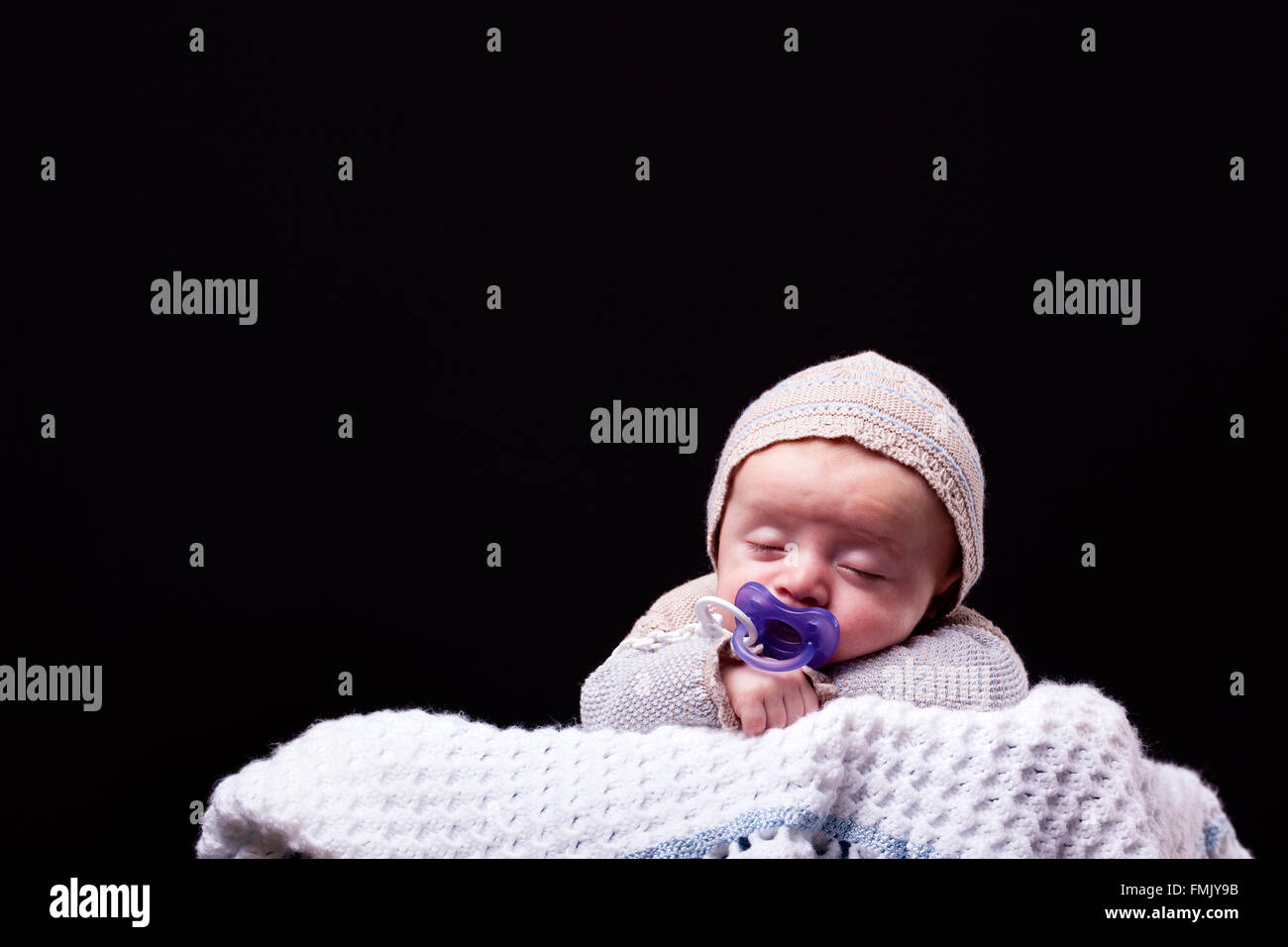 Neonato bambino addormentato con un succhietto Foto Stock