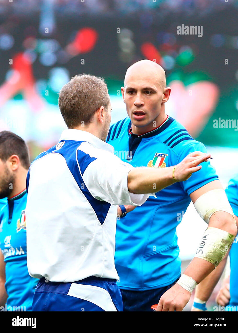 Aviva Stadium, Dublino, Irlanda. Xii Mar, 2016. RBS 6 Nazioni campionati. L'Irlanda contro l'Italia. Sergio Parisse capitano (Italia) ha una discussione con arbitro Angus Gardner (Australia). Credito: Azione Sport Plus/Alamy Live News Foto Stock