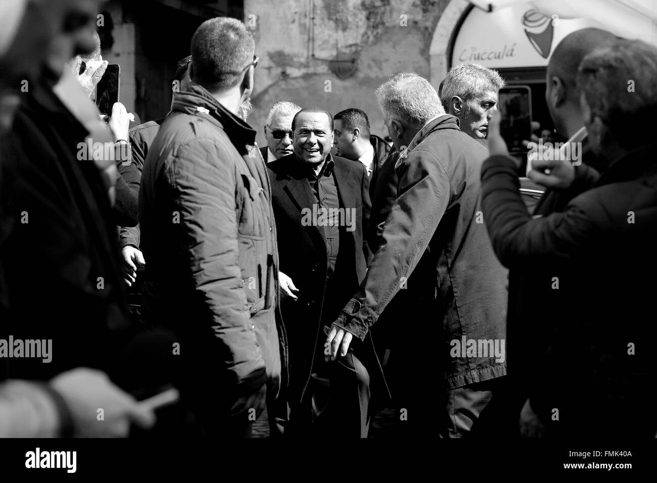 Roma, Italia. Xii Mar, 2016. Silvio Berlusconi voti al Gazebo del Pantheon Roma 12 Marzo 2016. Gazebo al Pantheon. Elezioni primarie del centro-destra partito per le elezioni locali del Sindaco di Roma. Photo Samantha Zucchi © Insidefoto/Alamy Live News Credito: Insidefoto/Alamy Live News Foto Stock