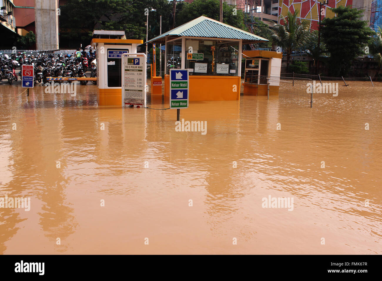 Jakarta, Indonesia. Xii Mar, 2016. Pesanggrahan acqua di un fiume che attraversa Cipulir in overflow e inondato il parcheggio di ITC, Sud Jakarta, Indonesia. Allagamento dello straripamento del fiume Ciliwung realizzato migliaia di case allagate. Basato su dati provenienti da operazioni del centro di controllo (Pusdalops) Regionale Disaster Management Agency (BPBD) di Giacarta, come molti come 12,134 vive, 3,366 famiglie sono state allagate. Credito: Sutrisno Jambul/Pacific Press/Alamy Live News Foto Stock