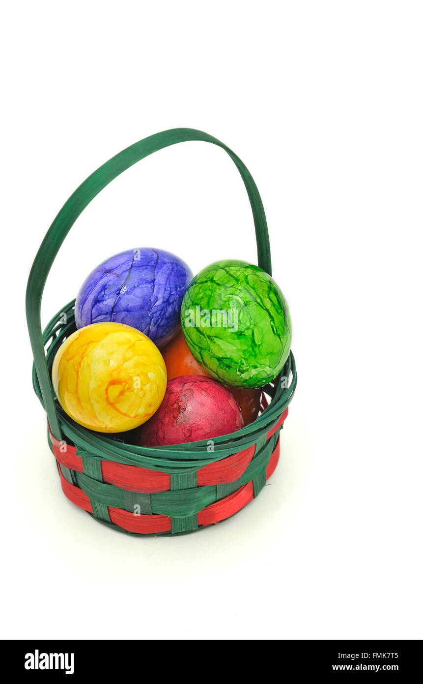 Colorate le uova di Pasqua in un cestello, vicino, isolati su sfondo bianco, Foto Stock