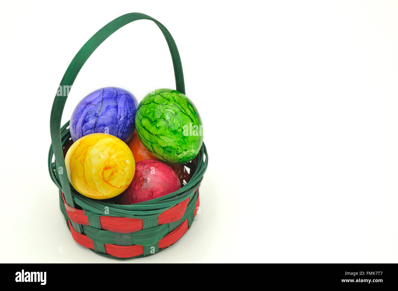 Colorate le uova di Pasqua in un cestello, vicino, isolati su sfondo bianco, Foto Stock