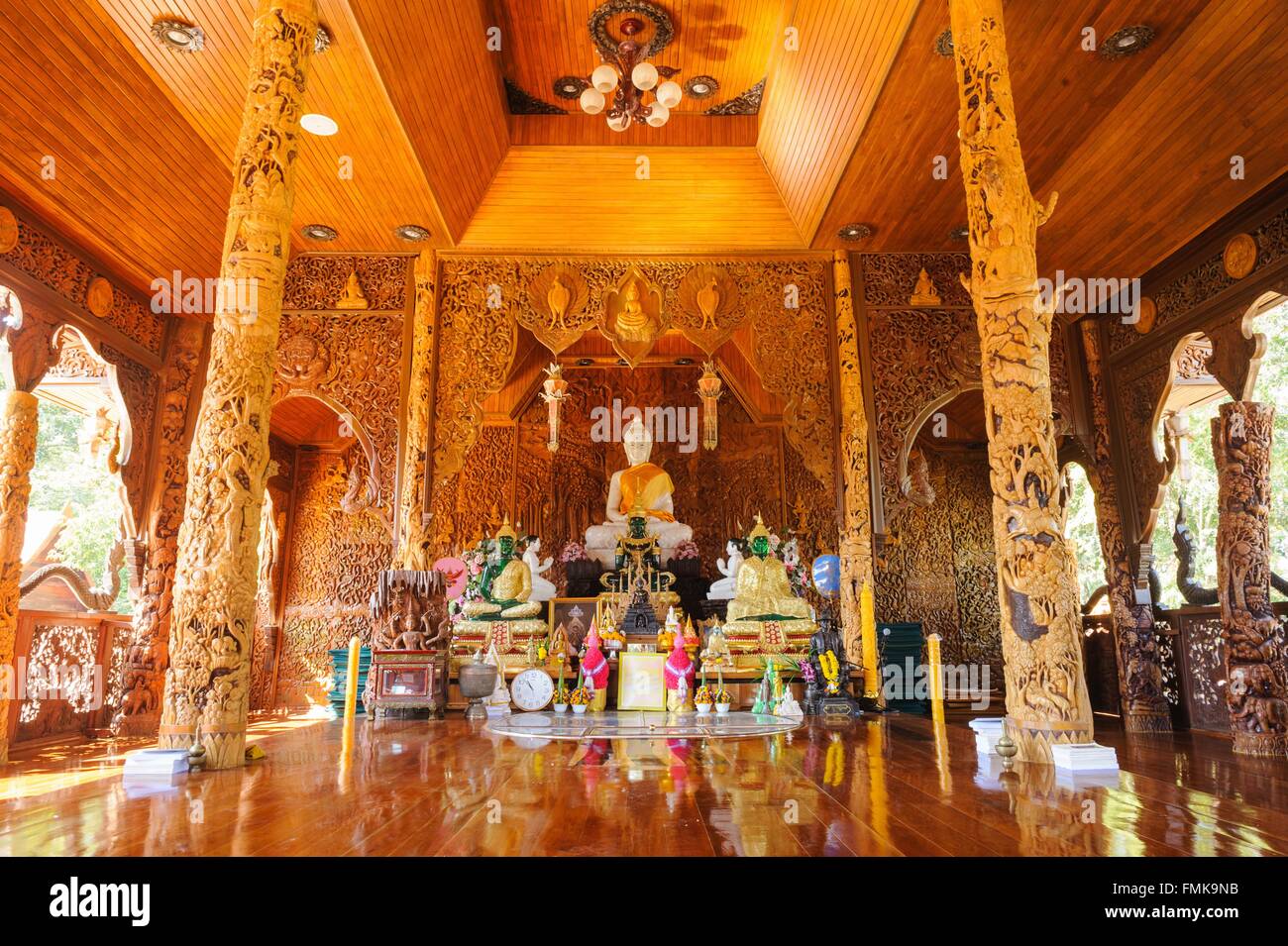 Bellissimo tempio fatto di legno di teak. in Chanthaburi, Thailandia. Foto Stock