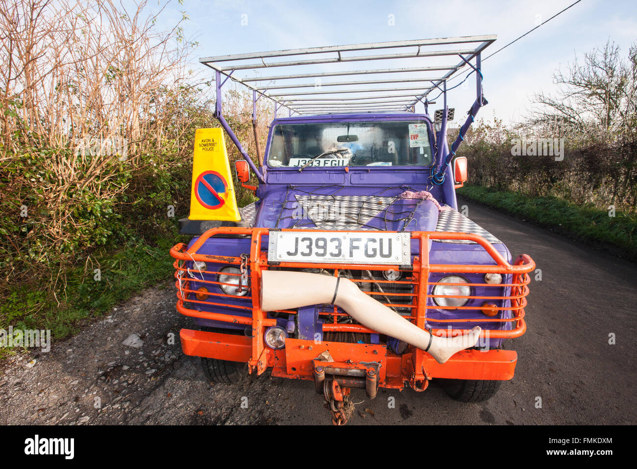 Veicolo con falso falso gamba attaccato al paraurti anteriore. Glastonbury,città,Tor,Wearyall Hill,Somerset, Inghilterra,U.K.,l'Europa. Foto Stock