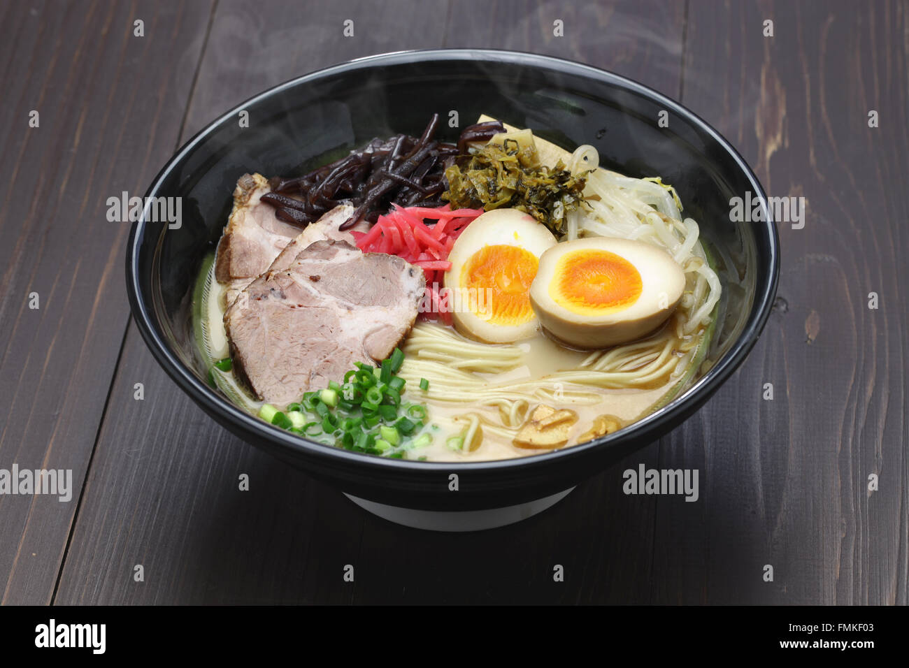 Giapponese tonkotsu ramen, osso di maiale brodo tagliatelle Foto Stock