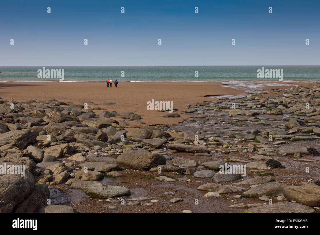 Un flusso da Exmoor attraversa la spiaggia della Baia di Lee e si svuota nel canale di Bristol, North Devon, Inghilterra, Regno Unito Foto Stock