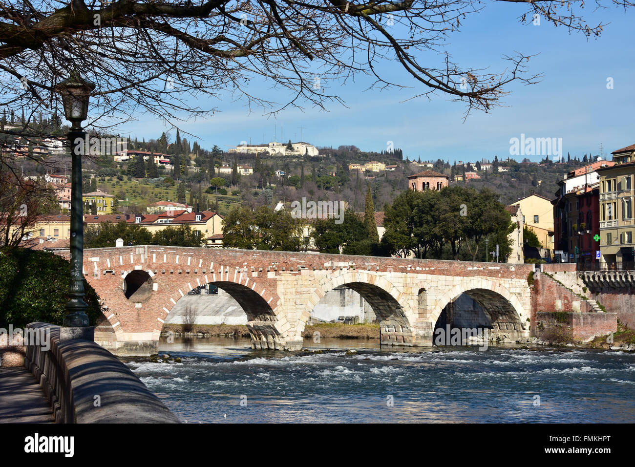 L antico Ponte Pietra e il fiume Adige a Verona, Italia Foto Stock