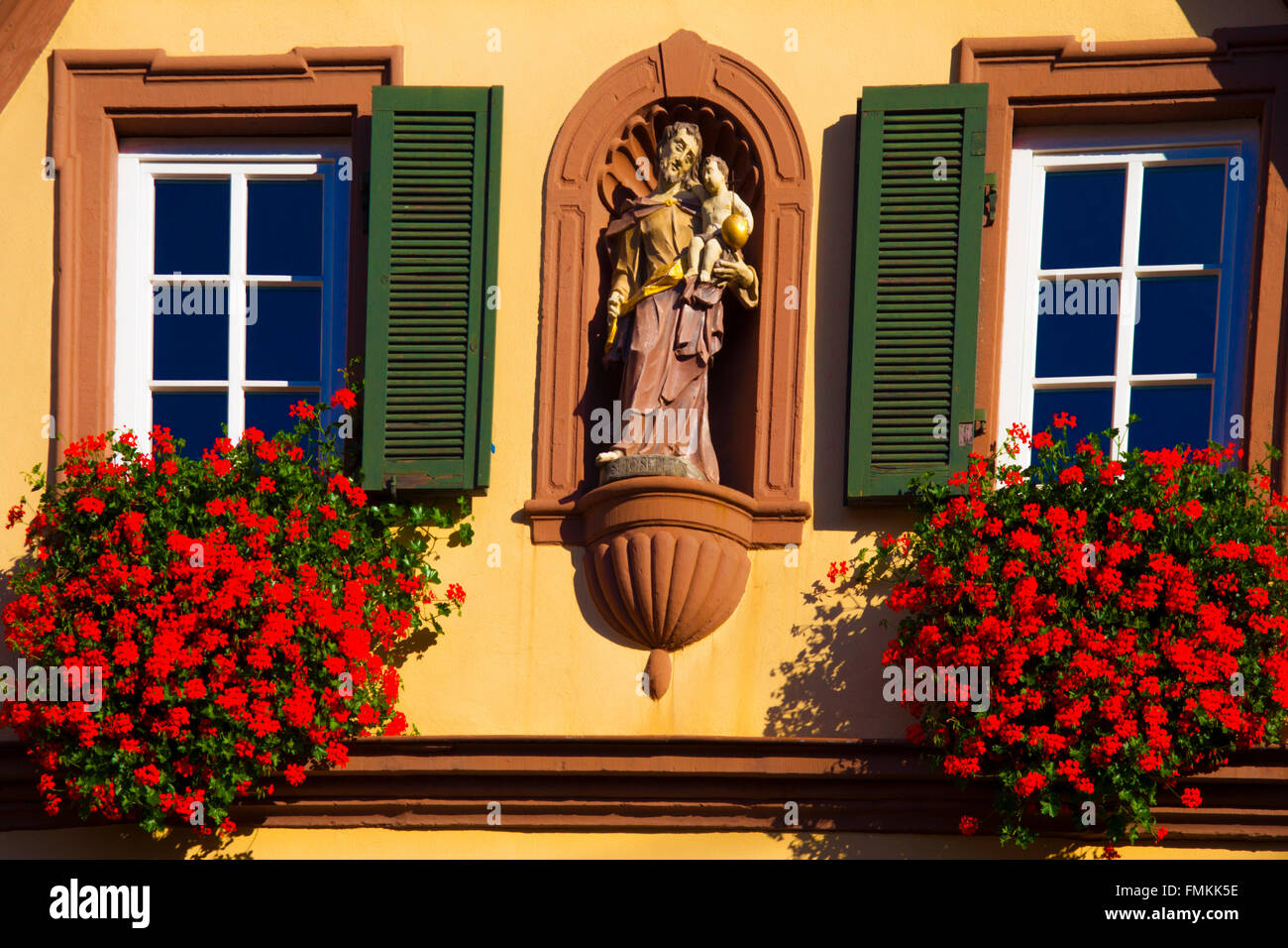 Statua di San Giuseppe che porta il Bambino Gesù Foto Stock