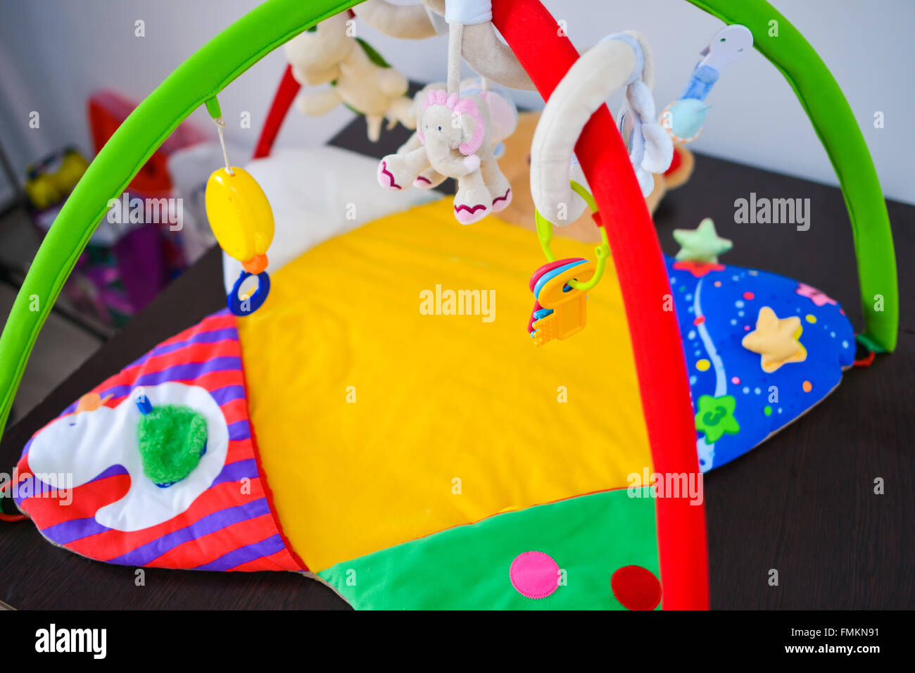 Culla per bambini con giocattoli colorati appesi Foto Stock