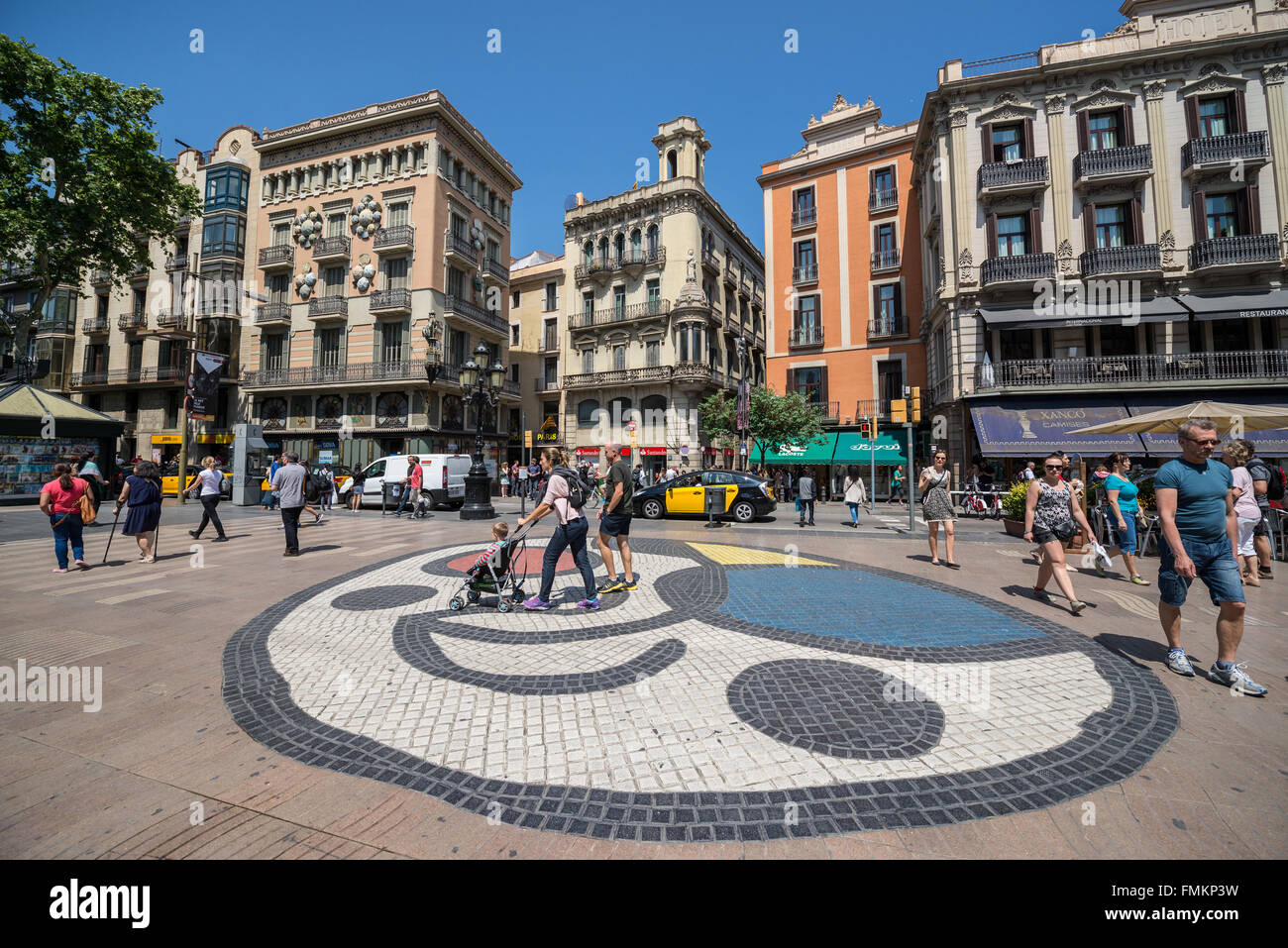 Pla de l'os mosaico di Joan Miro a La Rambla street a Barcellona, Spagna. Casa di ombrelli (Casa Bruno Cuadros) sul lato sinistro Foto Stock