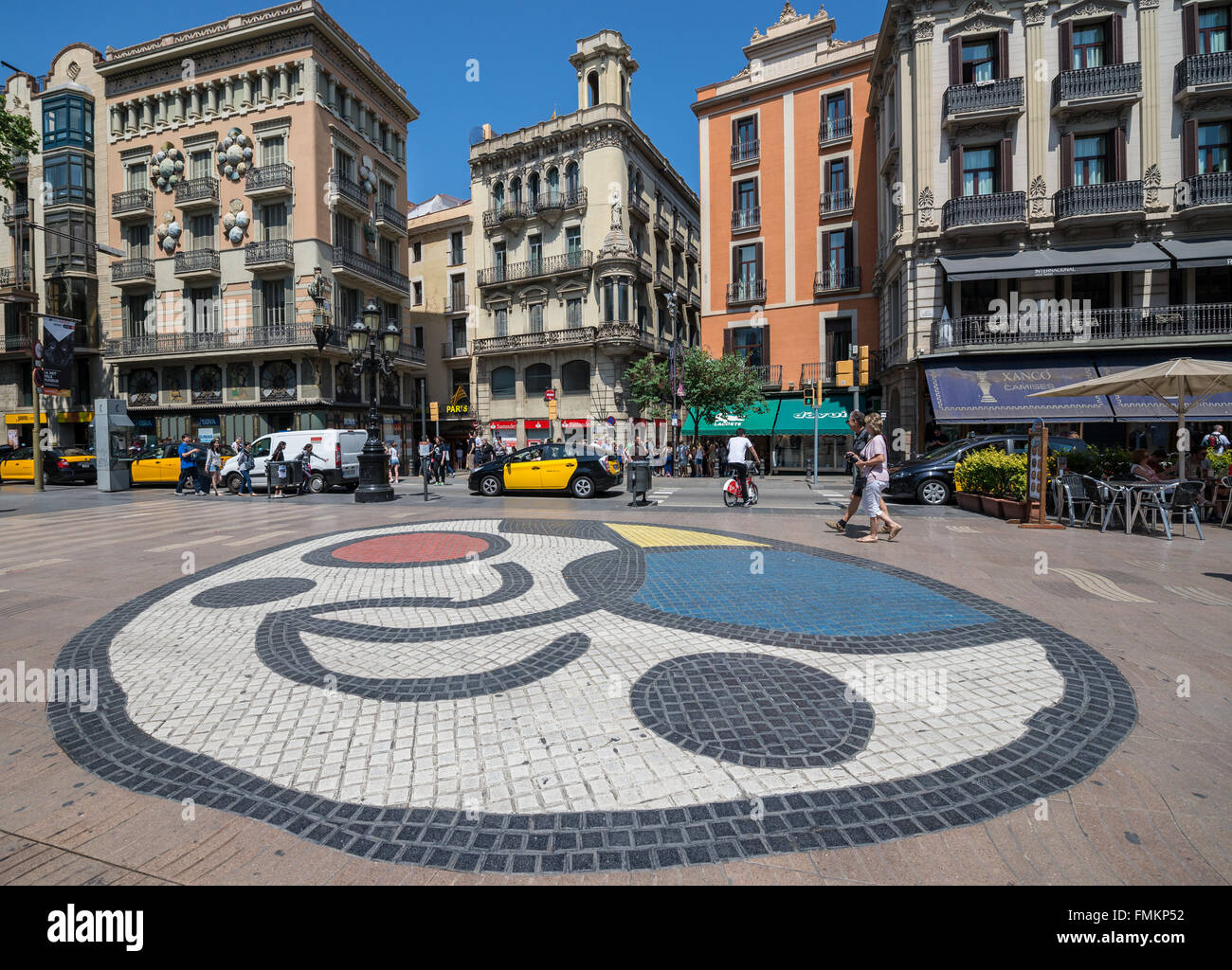 Pla de l'os mosaico di Joan Miro a La Rambla street a Barcellona, Spagna. Casa di ombrelli (Casa Bruno Cuadros) sul lato sinistro Foto Stock