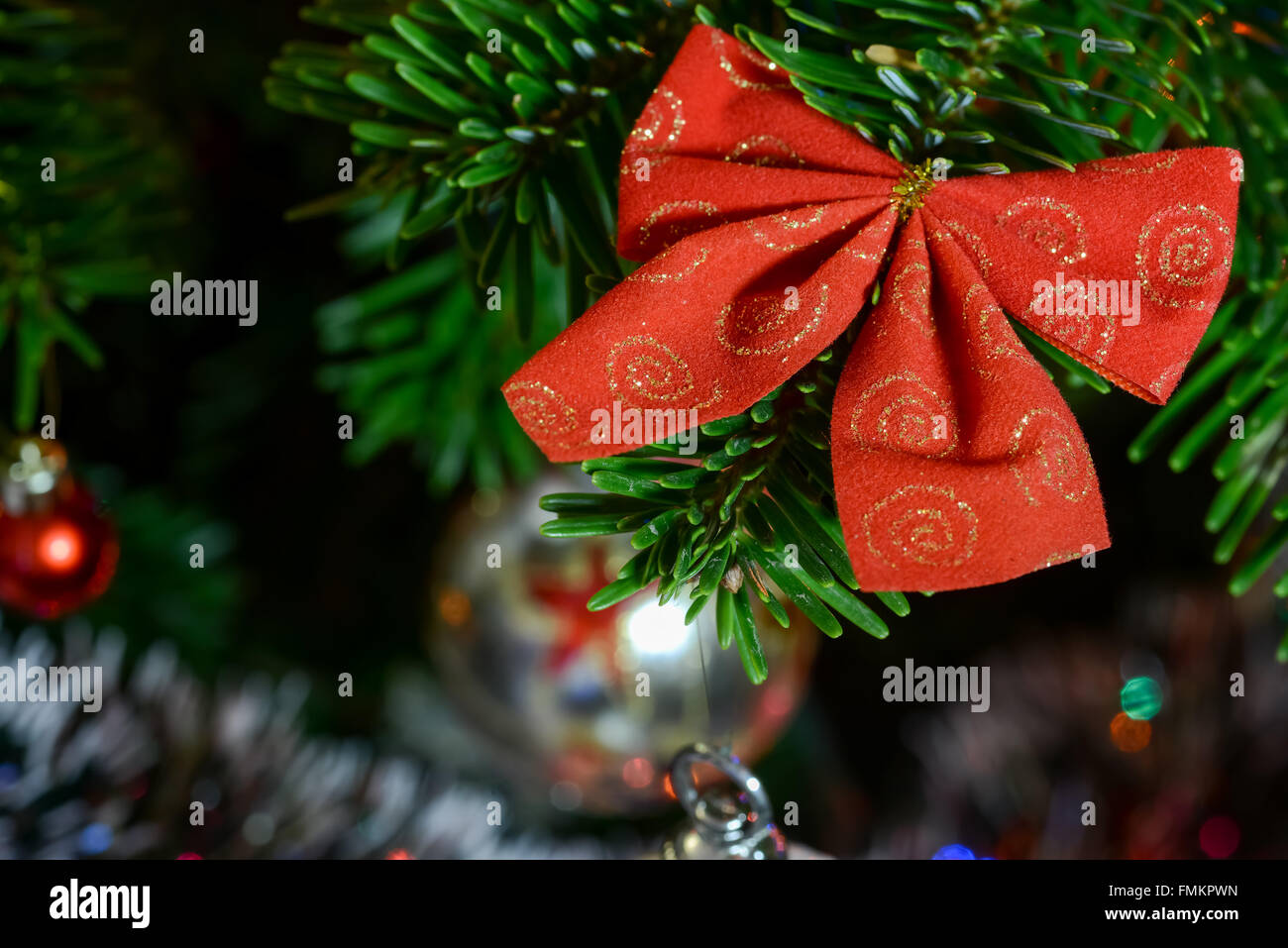 Nastro decorazioni di Natale appeso nella struttura ad albero Foto Stock