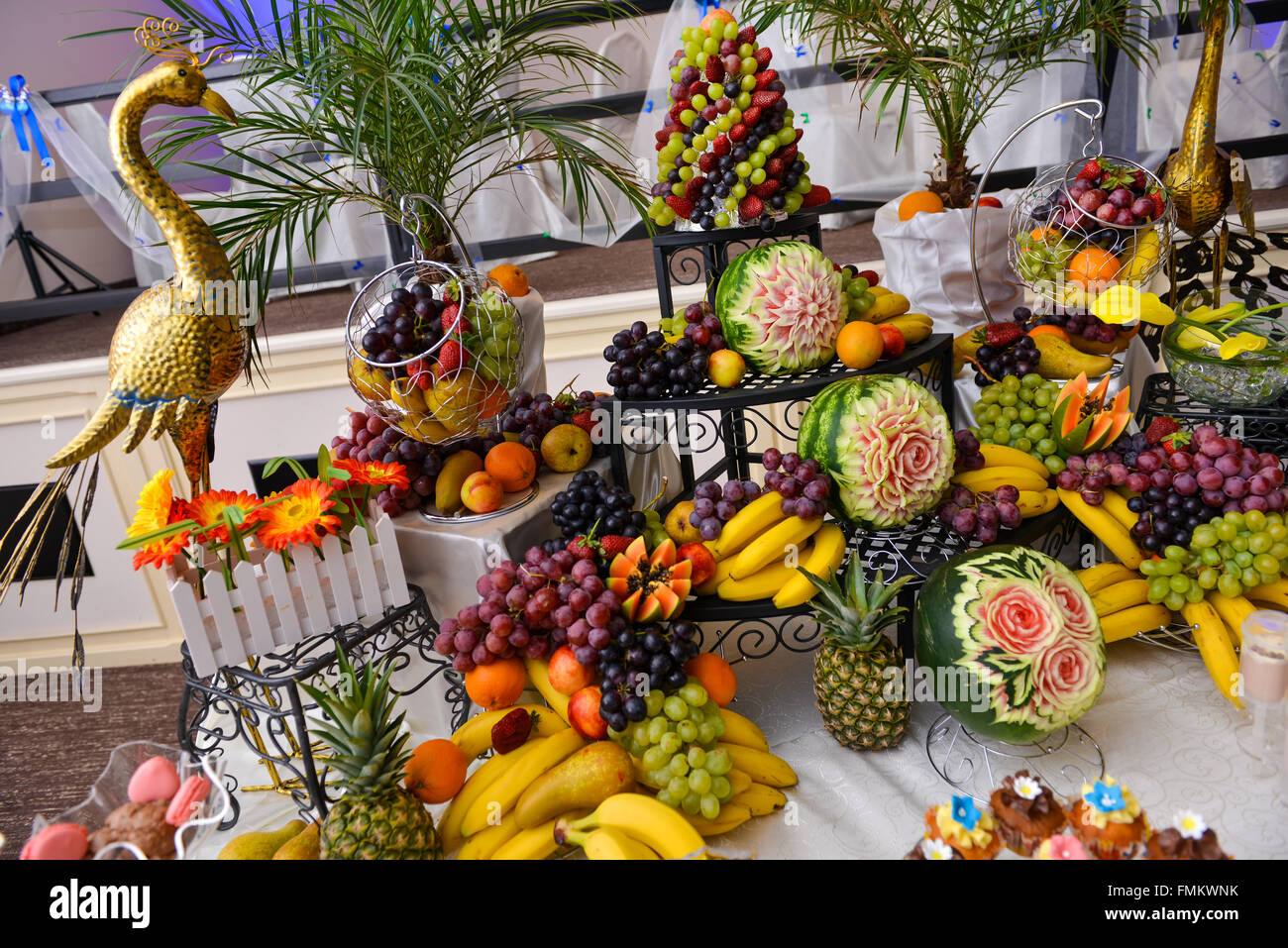 Molti tipi di frutta su un tavolo Foto Stock