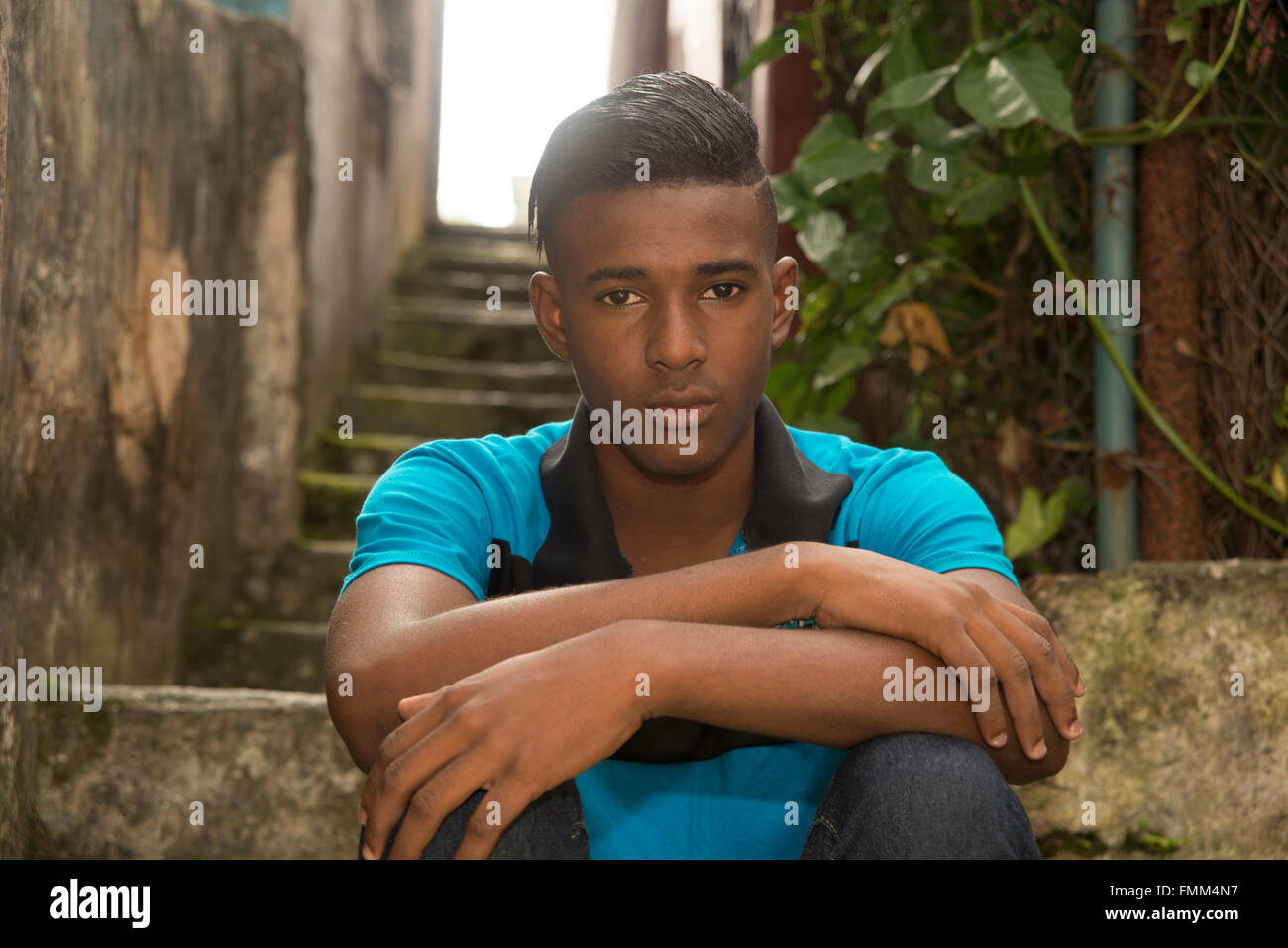 Felice giovane all'aperto Foto Stock