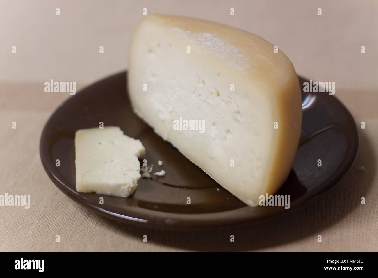 Il formaggio su una piastra Foto Stock