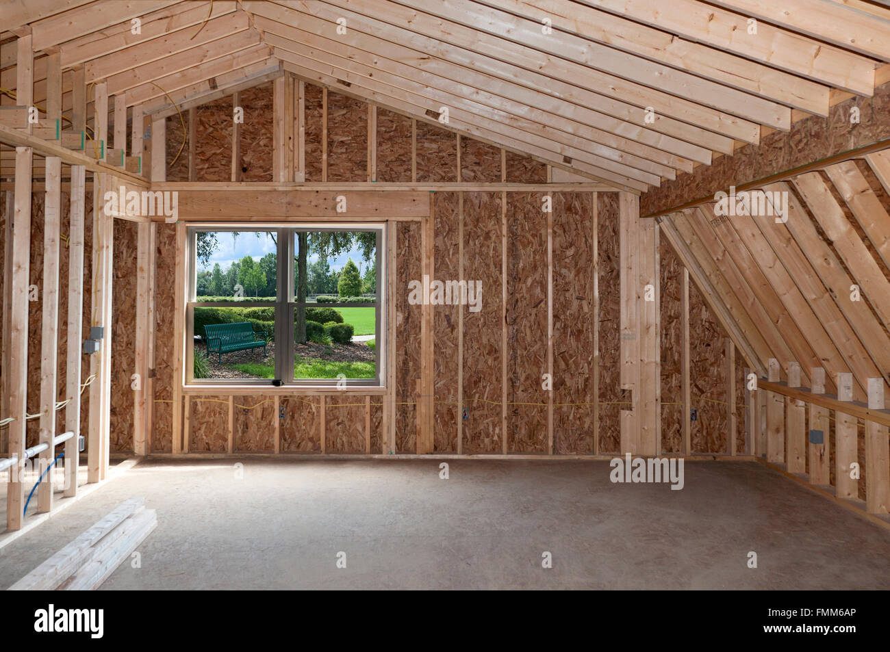 Camera aggiunta costruzione con soffitto spiovente e giardino vista finestra Foto Stock