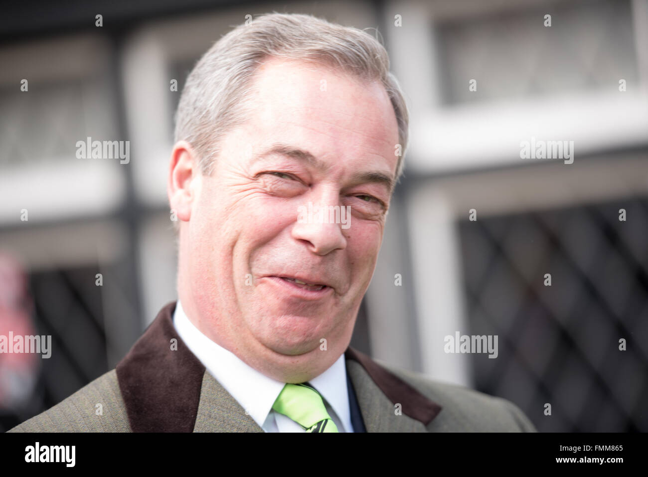 Romford, Essex, XII marzo 2016, Nigel Farage MEP, leader dell'UKIP campainging a Romford, Essex sul giorno di mercato, con Andrew Rosindell MP a sostegno del ritiro del Regno Unito dalla Unione Europea. Credito: Ian Davidson/Alamy Live News Foto Stock