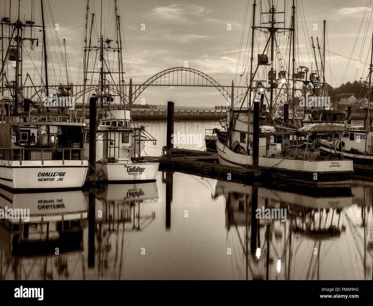 Yaquina Ponte a Newport Harbour con barche da pesca e nuvole al tramonto. Newport, Oregon Foto Stock
