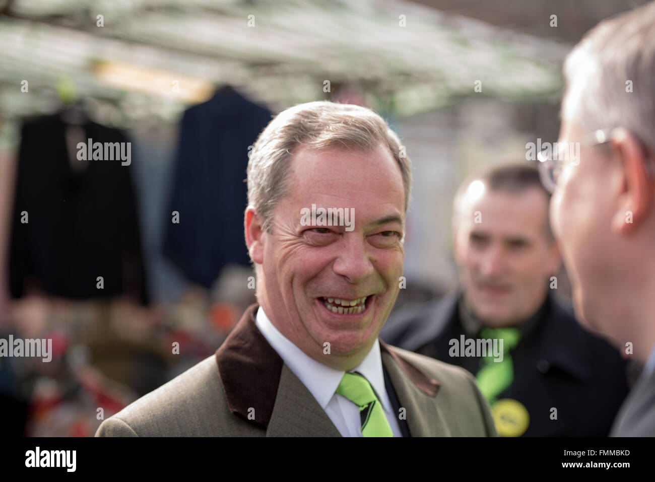 Romford, Essex, XII marzo 2016, Nigel Farage MEP, leader dell'UKIP campainging a Romford, Essex sul giorno di mercato, con Andrew Rosindell MP a sostegno del ritiro del Regno Unito dalla Unione Europea. Credito: Ian Davidson/Alamy Live News Foto Stock