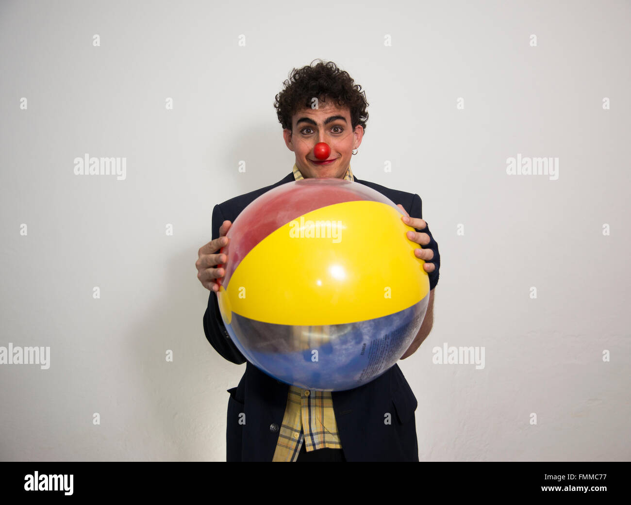 Giovani clown con una sfera Foto Stock