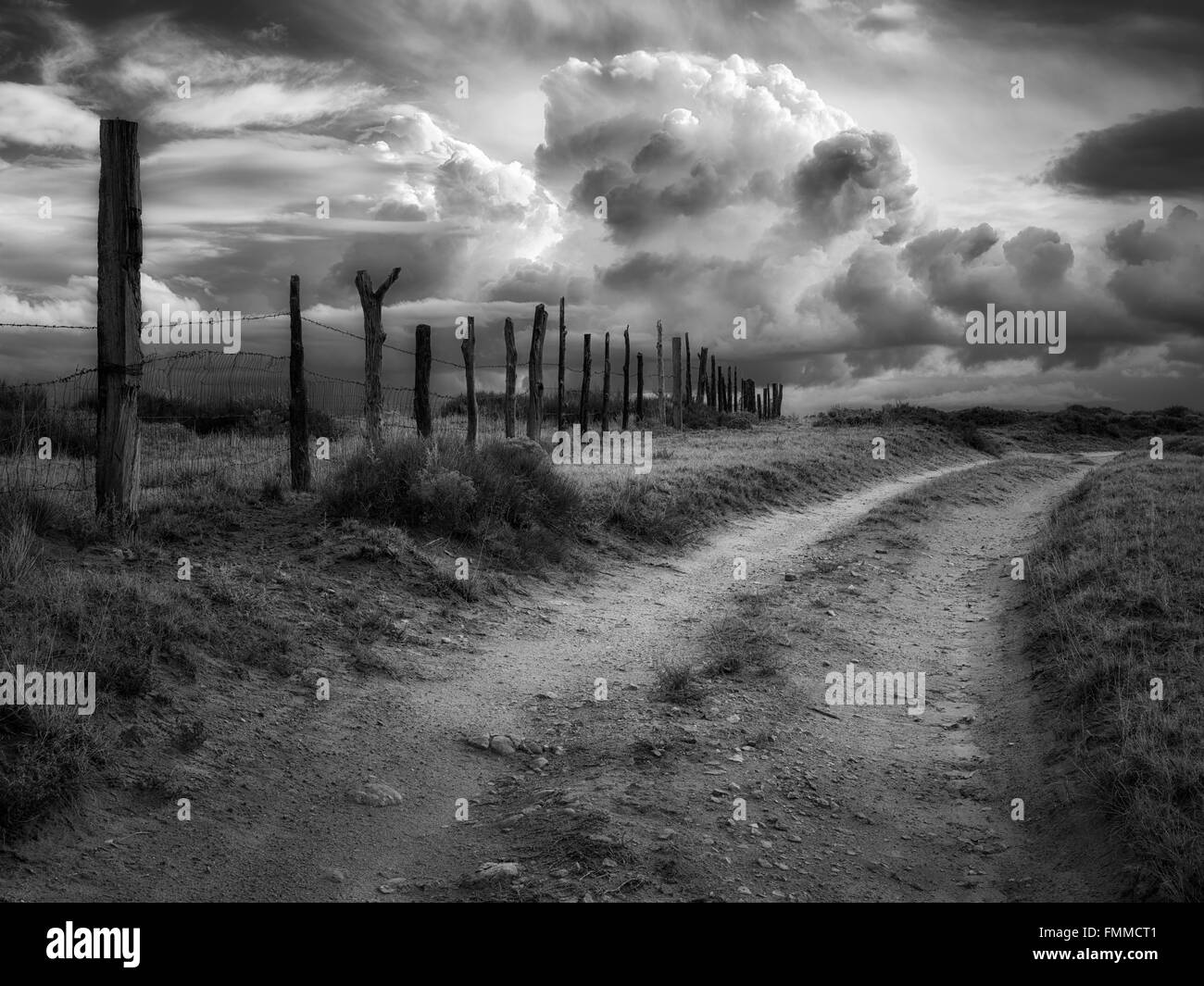 Road, recinzione e linea temporale nei pressi della miniera di carbone di Canyon, Arizona Foto Stock