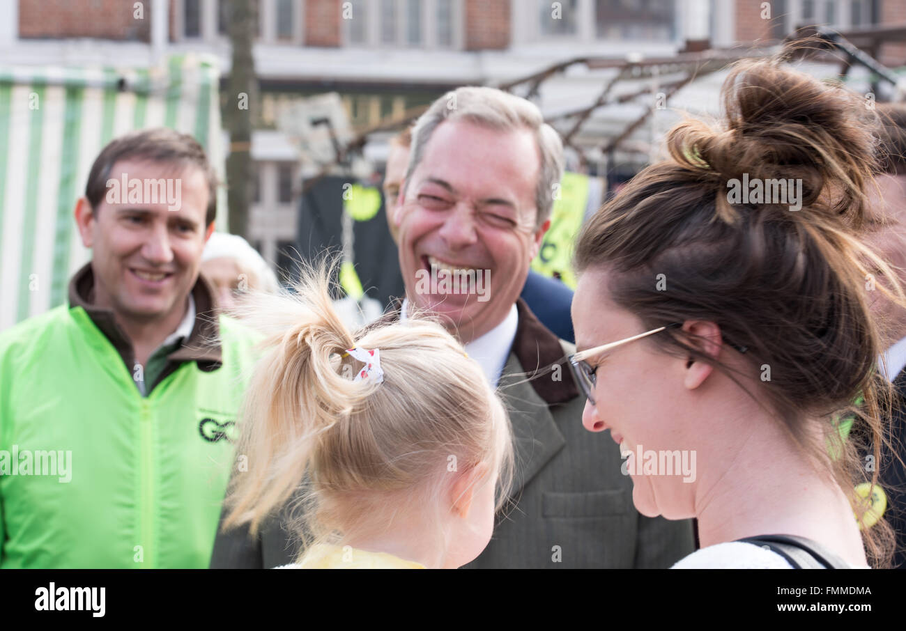 Romford, Essex, XII marzo 2016, Nigel Farage MEP, leader dell'UKIP di campagna elettorale in Romford, Essex sul giorno di mercato, con Andrew Rosindell MP a sostegno del ritiro del Regno Unito dalla Unione Europea. Credito: Ian Davidson/Alamy Live News Foto Stock