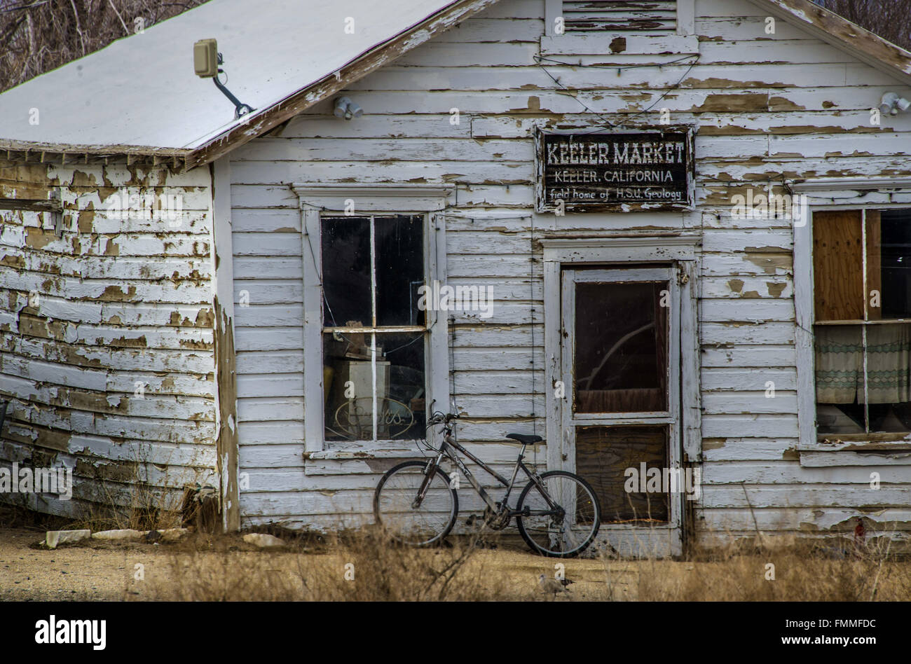 Lone Pine, California, Stati Uniti d'America. Xii Mar, 2016. Keeler, California è praticamente una città fantasma. Molti dei suoi edifici sono vacanti e fatiscenti, il lago si trova sulla è asciutto, le miniere della città è stata costruita per il supporto sono riprodotti, ancora una cinquantina di persone che vivono nelle città, così un completo di Ghost Town non lo è. La città, attualmente con una popolazione di 50, si trova sulle sponde del lago Owens che una volta era abbastanza profondo per vedere il sistema di cottura a vapore di navi di attraversare il lago con il minerale dalle miniere locali. Nel 1913 la maggior parte del lago di acqua è stata deviata a Los Angeles acquedotto rendendo l'area vittima di frequenti d Foto Stock