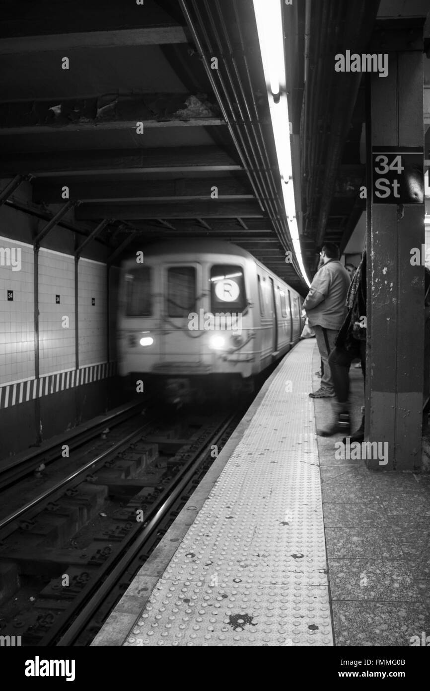 La metropolitana treno in arrivo nella stazione Foto Stock