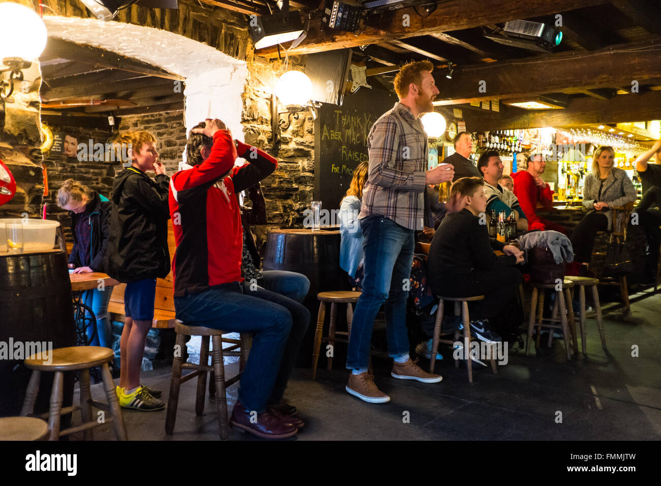 Aberystwyth, Wales, Regno Unito. Il 12 marzo 2016. Rummers Bar. Momenti Nailbiting quando sembrava che il Galles potrebbe fare un ultimo minuto rimonta. in oggi Nazioni di Rugby. In caso Galles persa da 21 a 25. Credito: Alan Hale/Alamy Live News Foto Stock