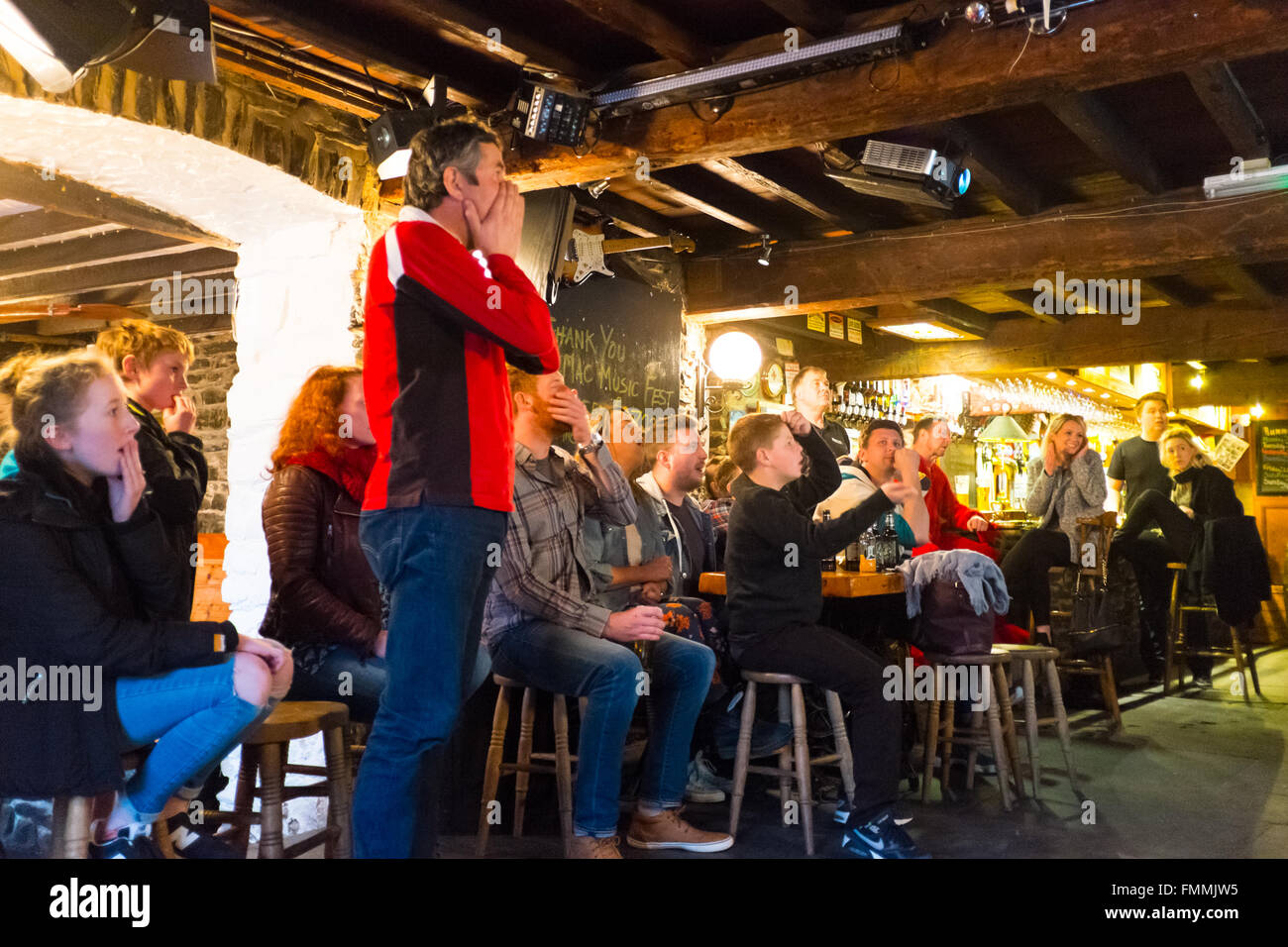 Aberystwyth, Wales, Regno Unito. Il 12 marzo 2016. Rummers Bar. Momenti Nailbiting quando sembrava che il Galles potrebbe fare un ultimo minuto rimonta. in oggi Nazioni di Rugby. In caso Galles persa da 21 a 25. Credito: Alan Hale/Alamy Live News Foto Stock