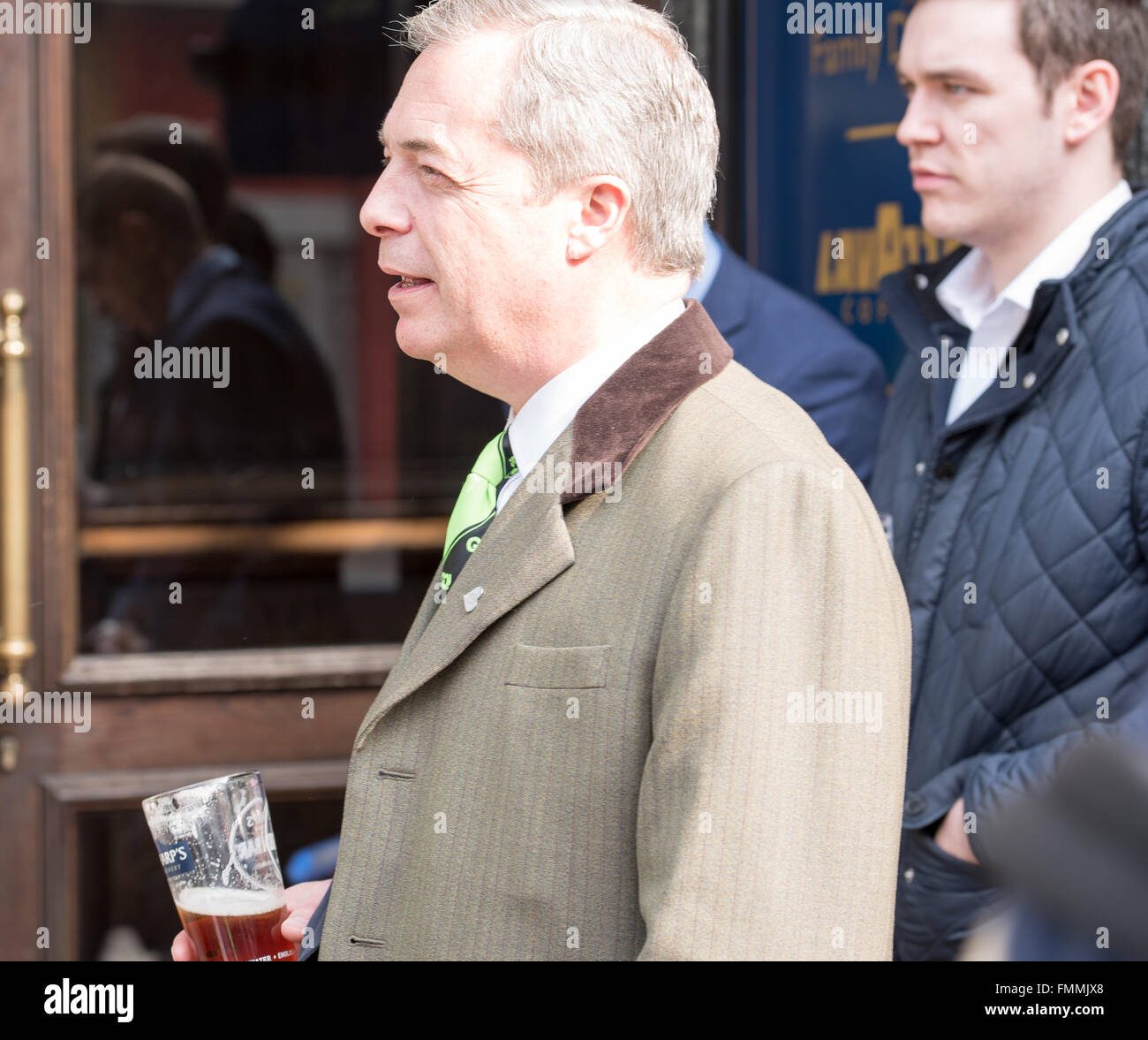 Romford, Essex, XII marzo 2016, Nigel Farage MEP, leader dell'UKIP di campagna elettorale in Romford, Essex sul giorno di mercato, con Andrew Rosindell MP a sostegno del ritiro del Regno Unito dalla Unione Europea. Credito: Ian Davidson/Alamy Live News Foto Stock