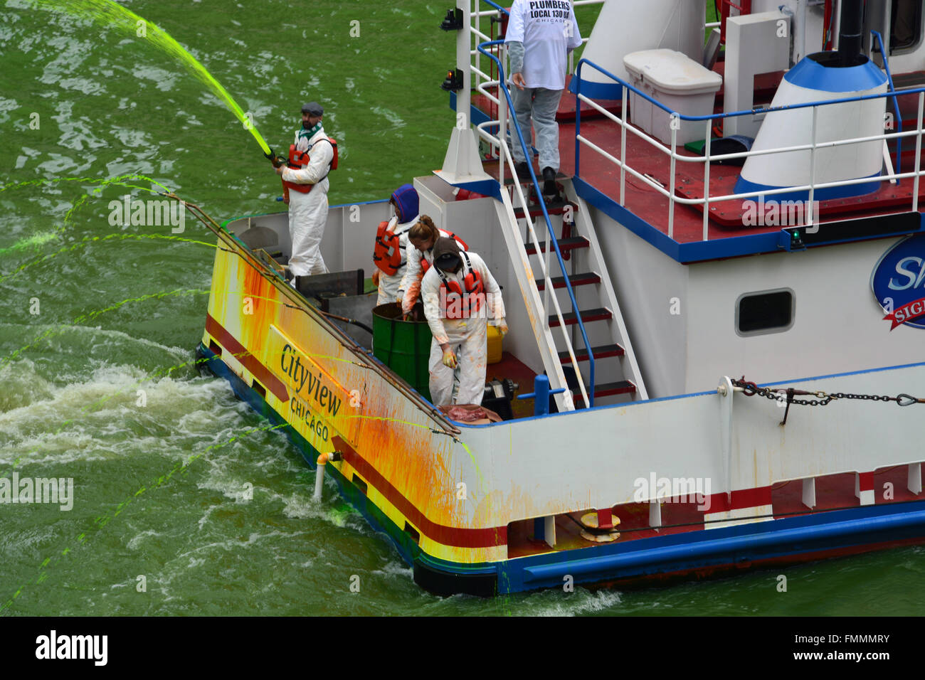 L'Unione per idraulici coloranti annualmente il Chicago River green per il giorno di San Patrizio, 12 marzo 2016 Foto Stock