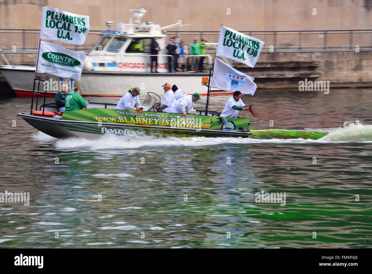 L'Unione per idraulici coloranti annualmente il Chicago River green per il giorno di San Patrizio, 12 marzo 2016 Foto Stock