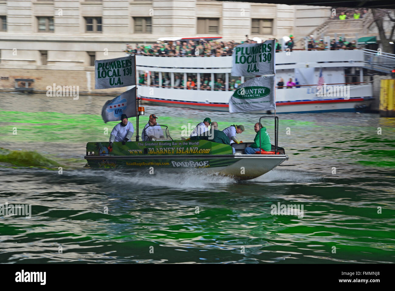 L'Unione per idraulici coloranti annualmente il Chicago River green per il giorno di San Patrizio, 12 marzo 2016 Foto Stock