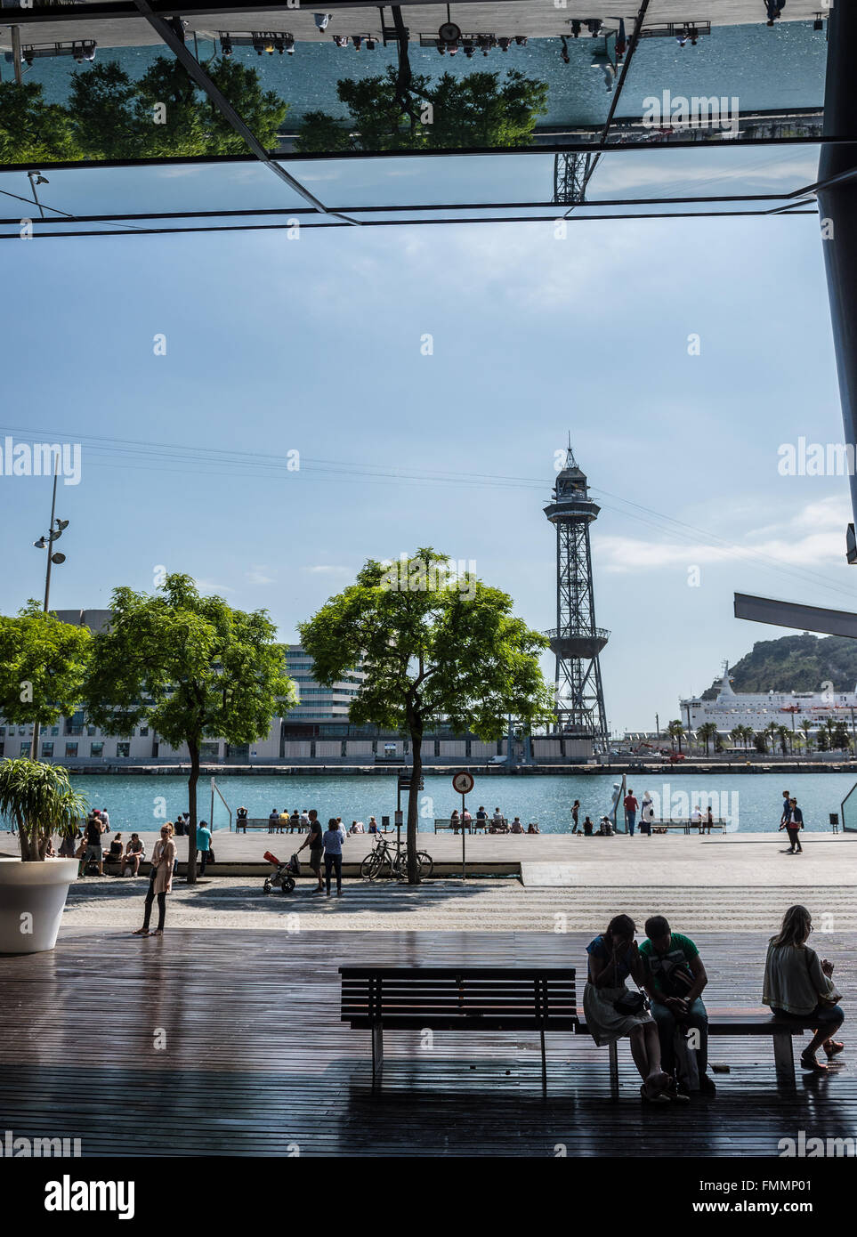 Vista sulla Torre Jaume I di Port Vell linea tramviaria da Maremagnum shopping mall nel Port Vell di Barcellona, Spagna Foto Stock