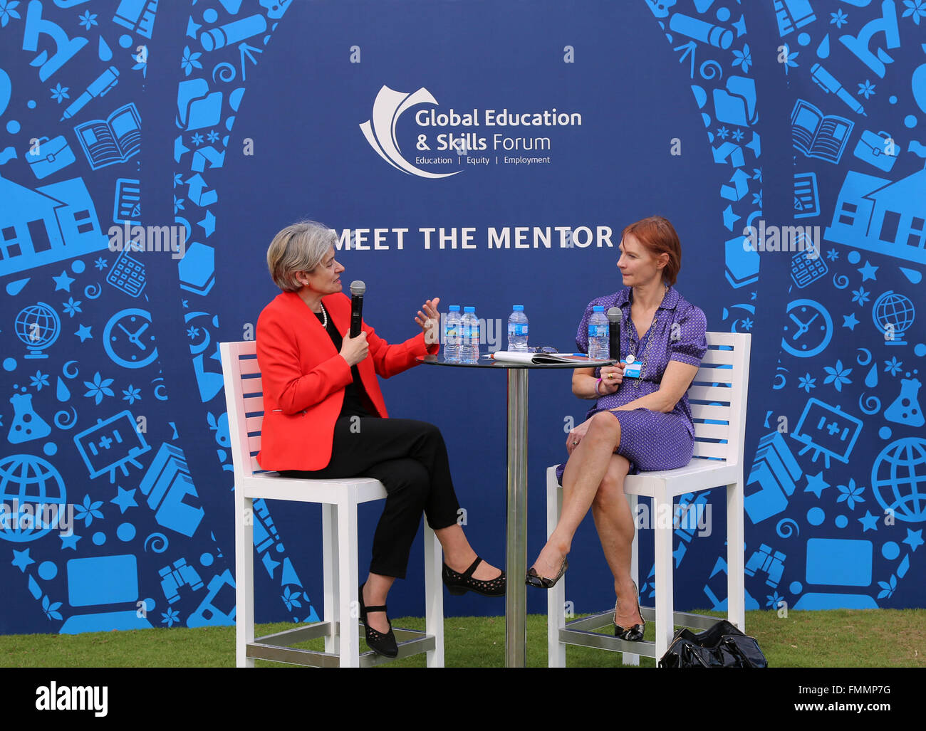 (160312) -- Dubai, 12 marzo 2016 (Xinhua) -- Irina Bokova (L), il direttore generale dell'Organizzazione delle Nazioni Unite per l'Educazione, la scienza e la Cultura (UNESCO), assiste l'istruzione globale e competenze Forum (GESF) 2016 a Dubai negli Emirati Arabi Uniti il 12 marzo 2016. La distruzione dei siriani e iracheni siti del patrimonio da uno stato islamico (SI) gruppo hanno ricevuto una chiamata di sveglia per nazioni in quanto danno la mancanza di istruzione può causare alla comunità globale, senior UNESCO offcial detto sabato. (Xinhua/Li Zhen) Foto Stock