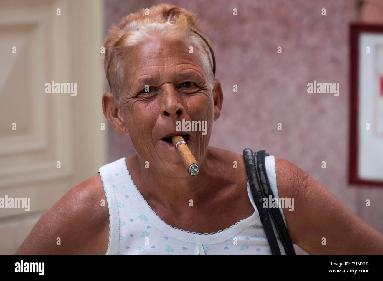 Donna cubana di fumare un sigaro, Habana Vieja, Havana, Cuba Foto Stock