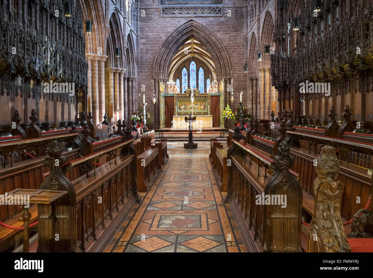 Gli stalli del coro e navata riccamente ornate di Chester Cathedral, Chester, Cheshire, Inghilterra, Regno Unito Foto Stock