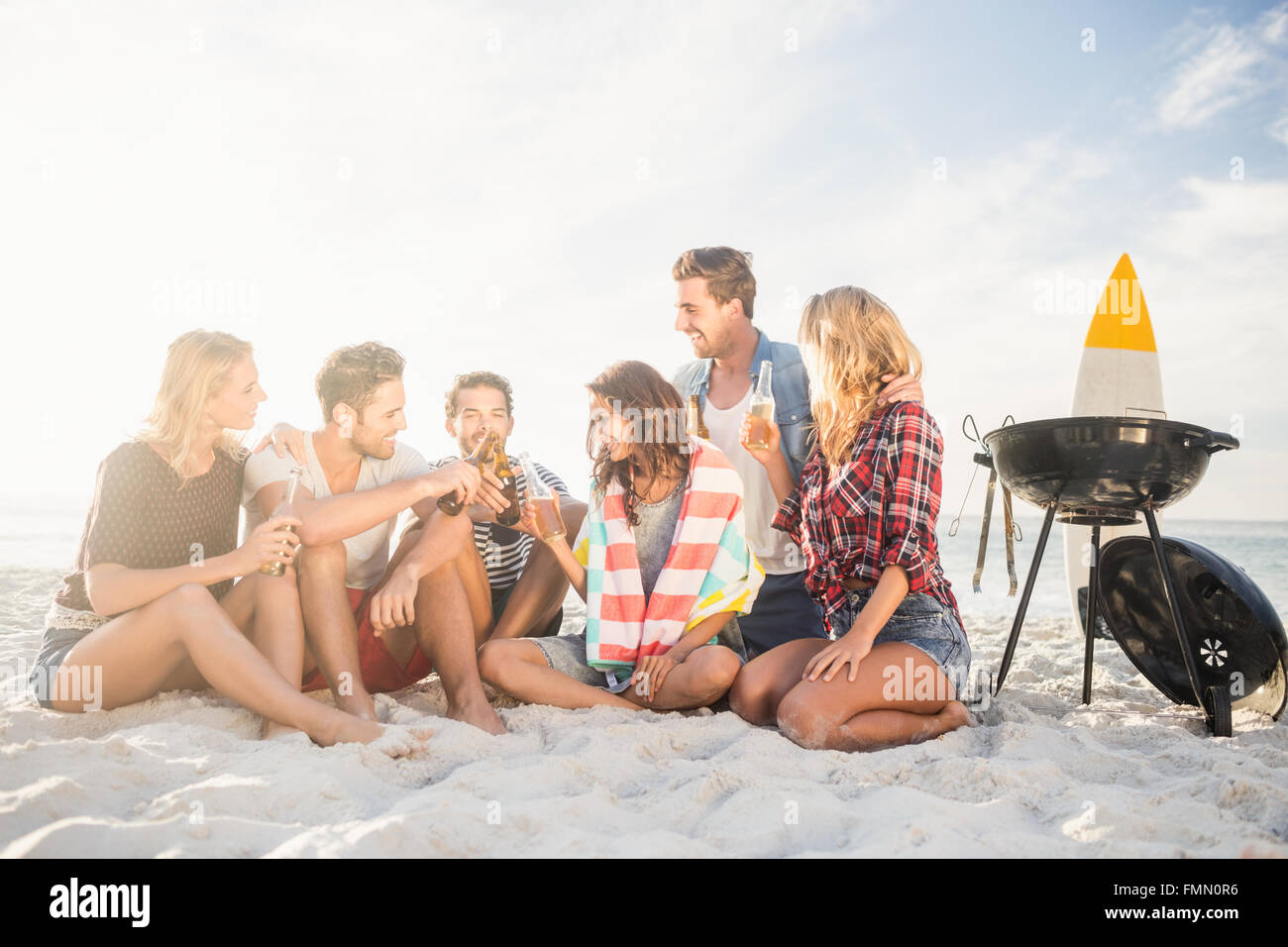 Happy amici divertendosi vicino a barbecue Foto Stock