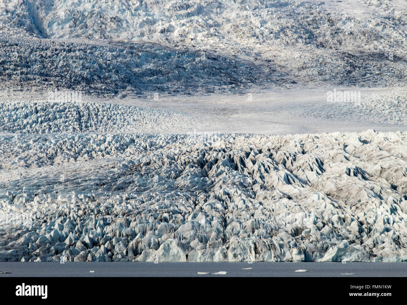 Il ghiacciaio di Oraefajokull e la Laguna di Fjallsarlon, vicino a Jokulsarlon, Islanda meridionale Foto Stock
