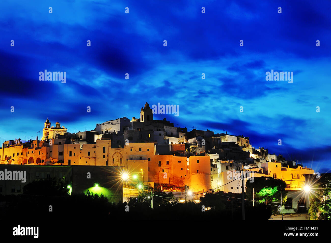 Ostuni vista panoramica al blue ora, Italia, Europa Foto Stock