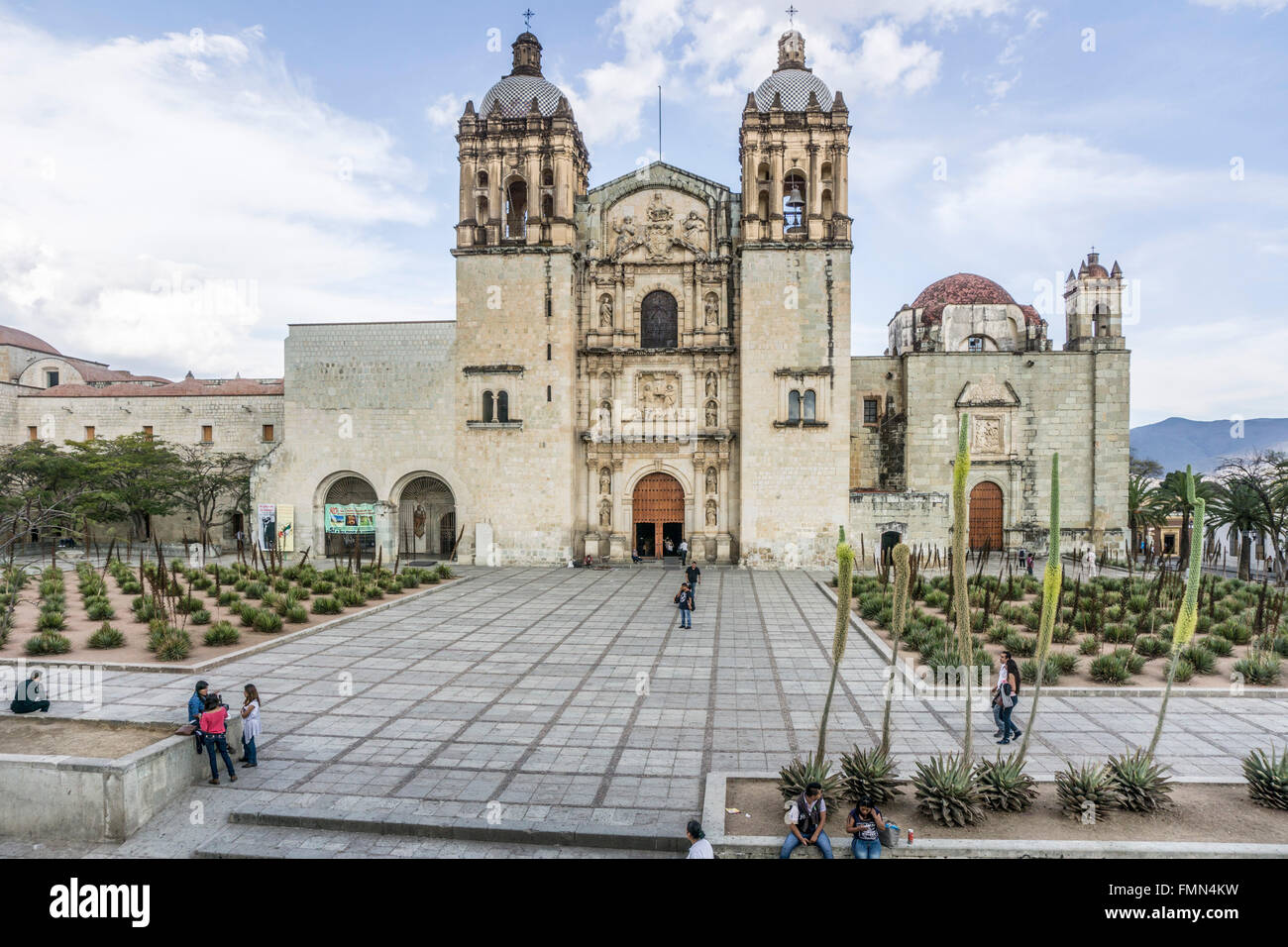 Nel tardo pomeriggio vista facciata & plaza e Chiesa di Santo Domingo con le porte delle chiese aperte ex monastero ora museo a sinistra Oaxaca Foto Stock