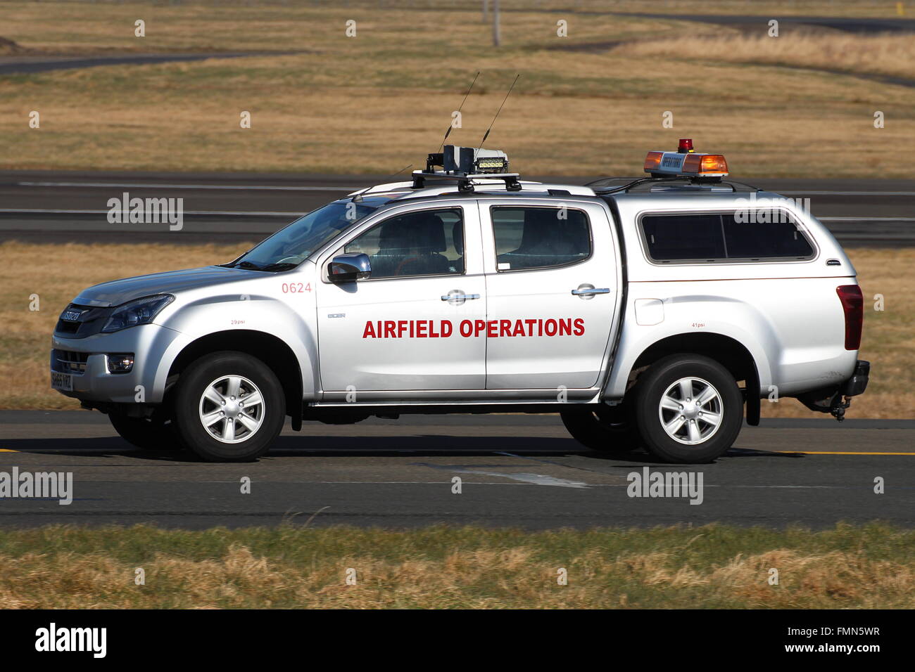 0624 (SH65 YRZ), un Isuzu D-Max Eiger del dipartimento operativo dei campi aerei dell'aeroporto di Prestwick, all'aeroporto di Prestwick, in Ayrshire, Scozia. Foto Stock