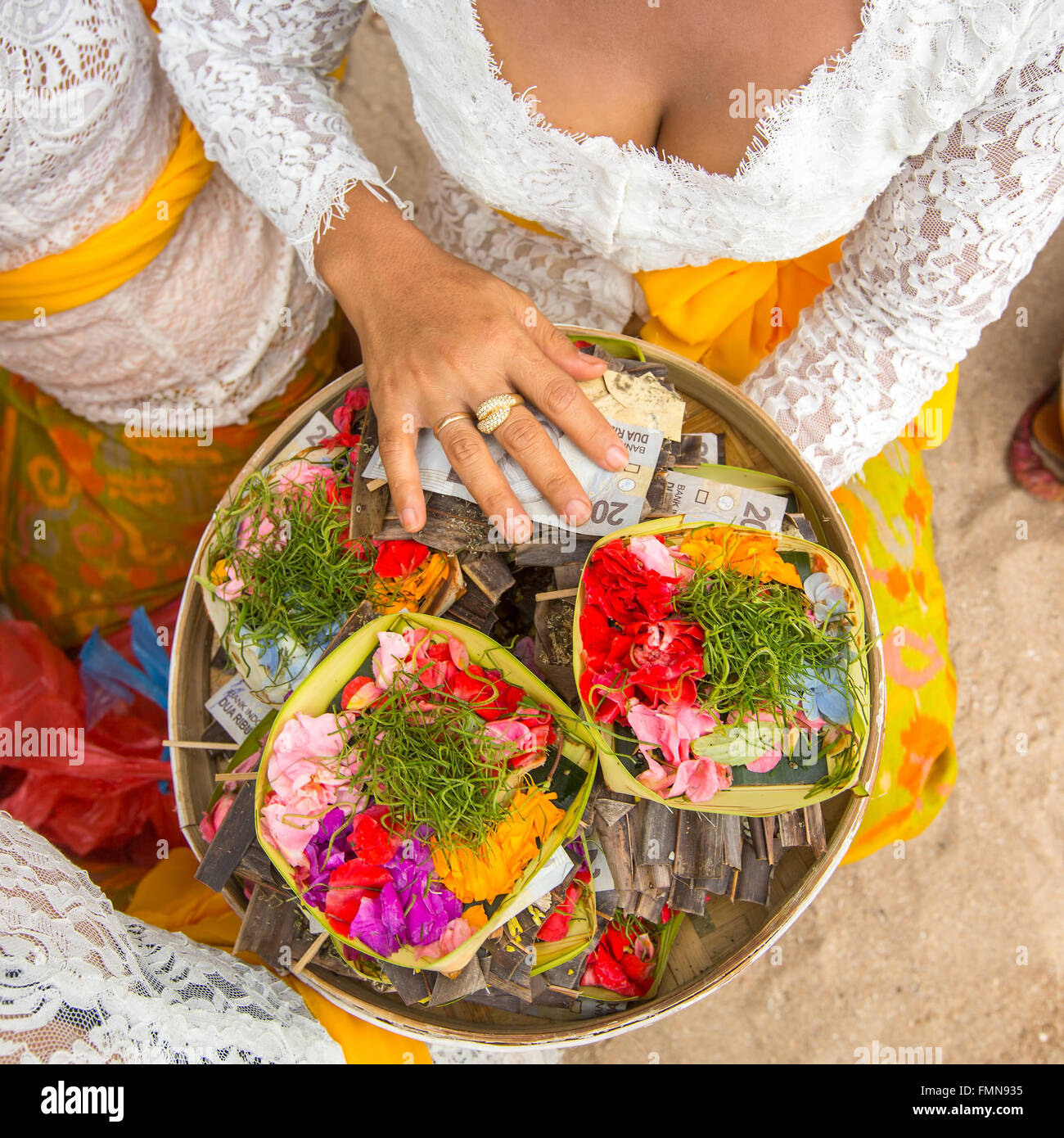 Erbe e denaro - sacrificio rituale di Bali, Indonesia. Foto Stock